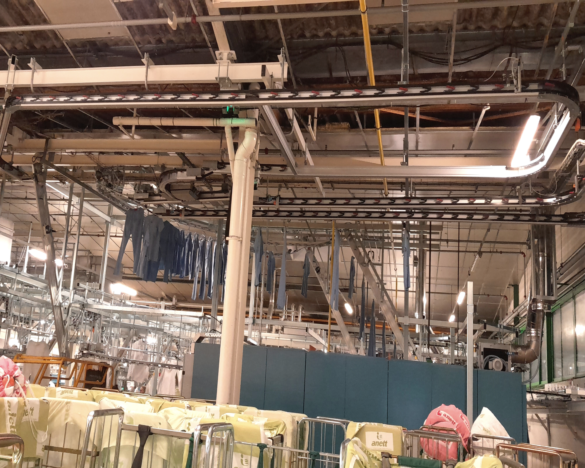 Convoyeur aérien pour blanchisserie