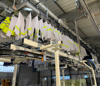 Transport aérien de vêtements sur cintres